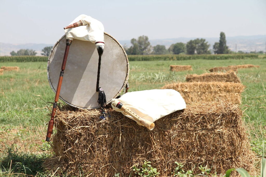 Παραδοσιακά μουσικά όργανα σε αγροτικό τοπίο